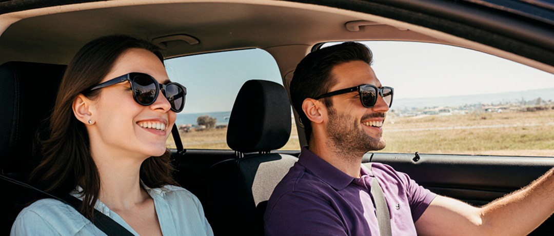 Casal viajando de carro